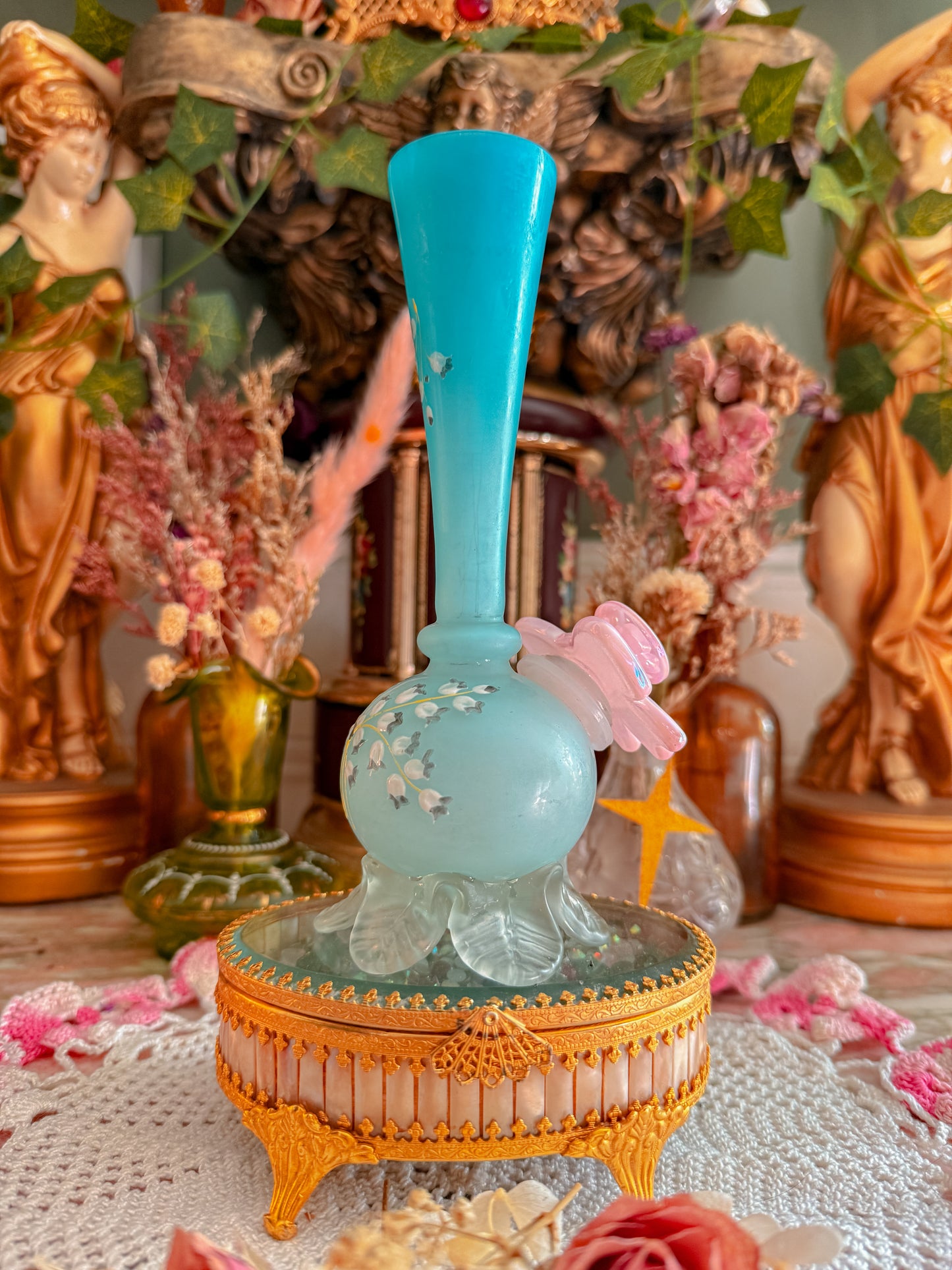 Cased satin glass footed floral✨