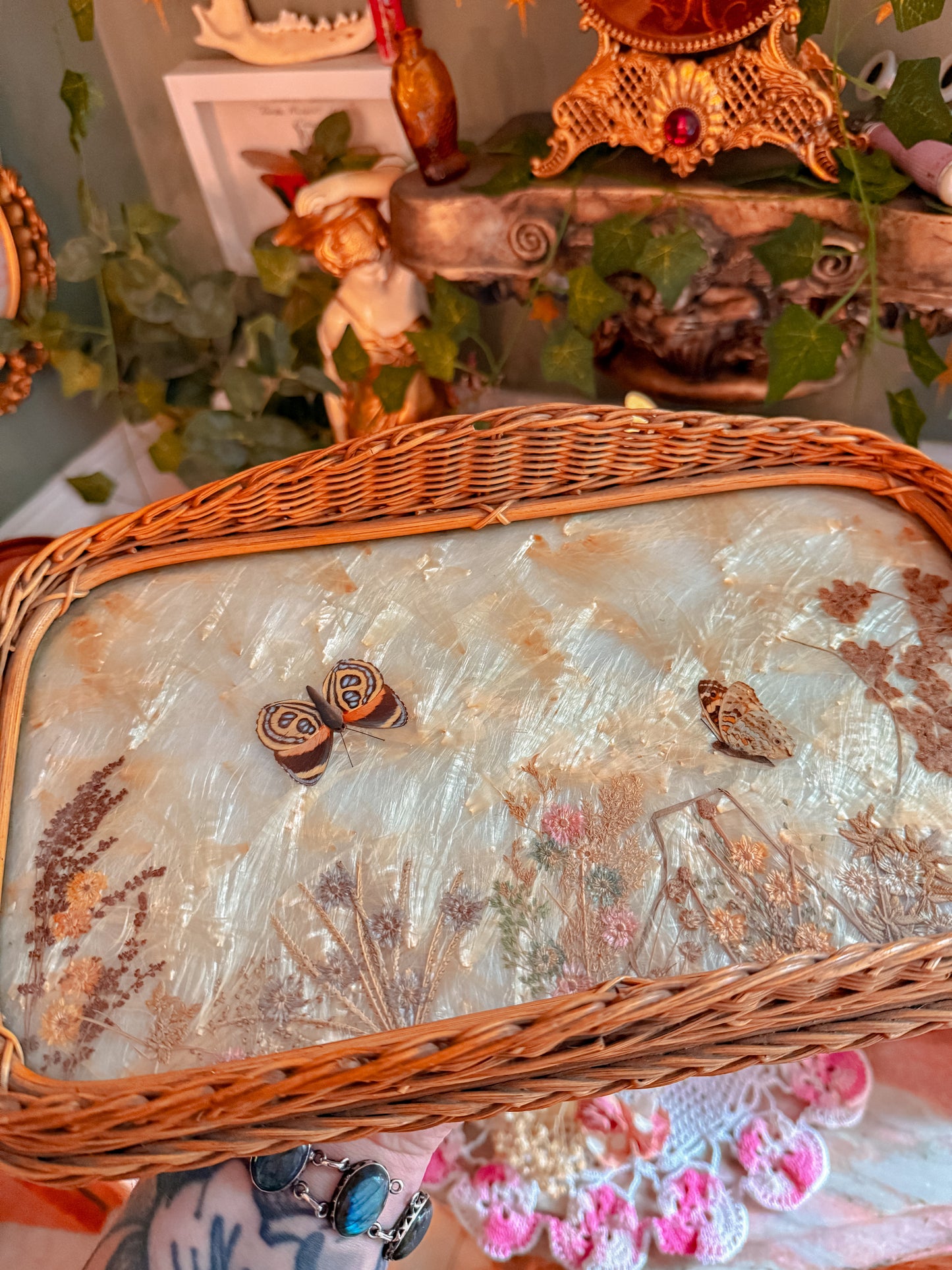 Wicker rolling tray with florals/butteflies✨