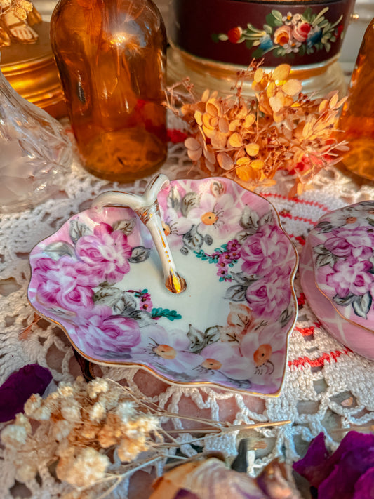 Heart shaped ashtray and stash✨