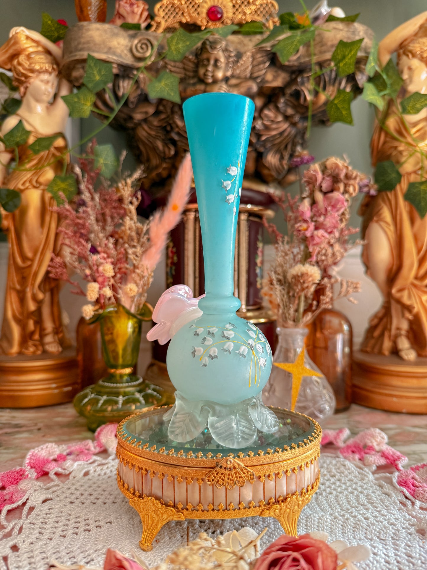 Cased satin glass footed floral✨