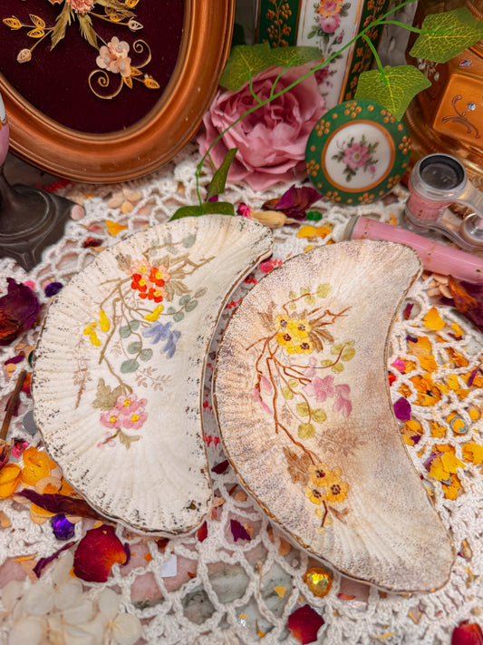 Stacking floral ashtrays✨