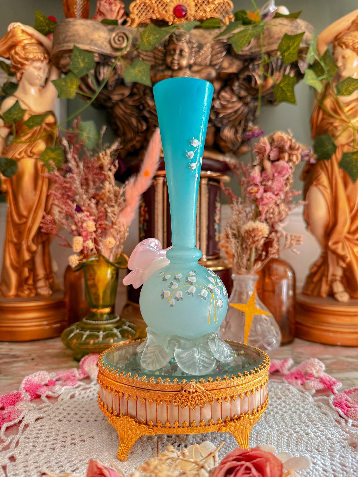 Cased satin glass footed floral✨