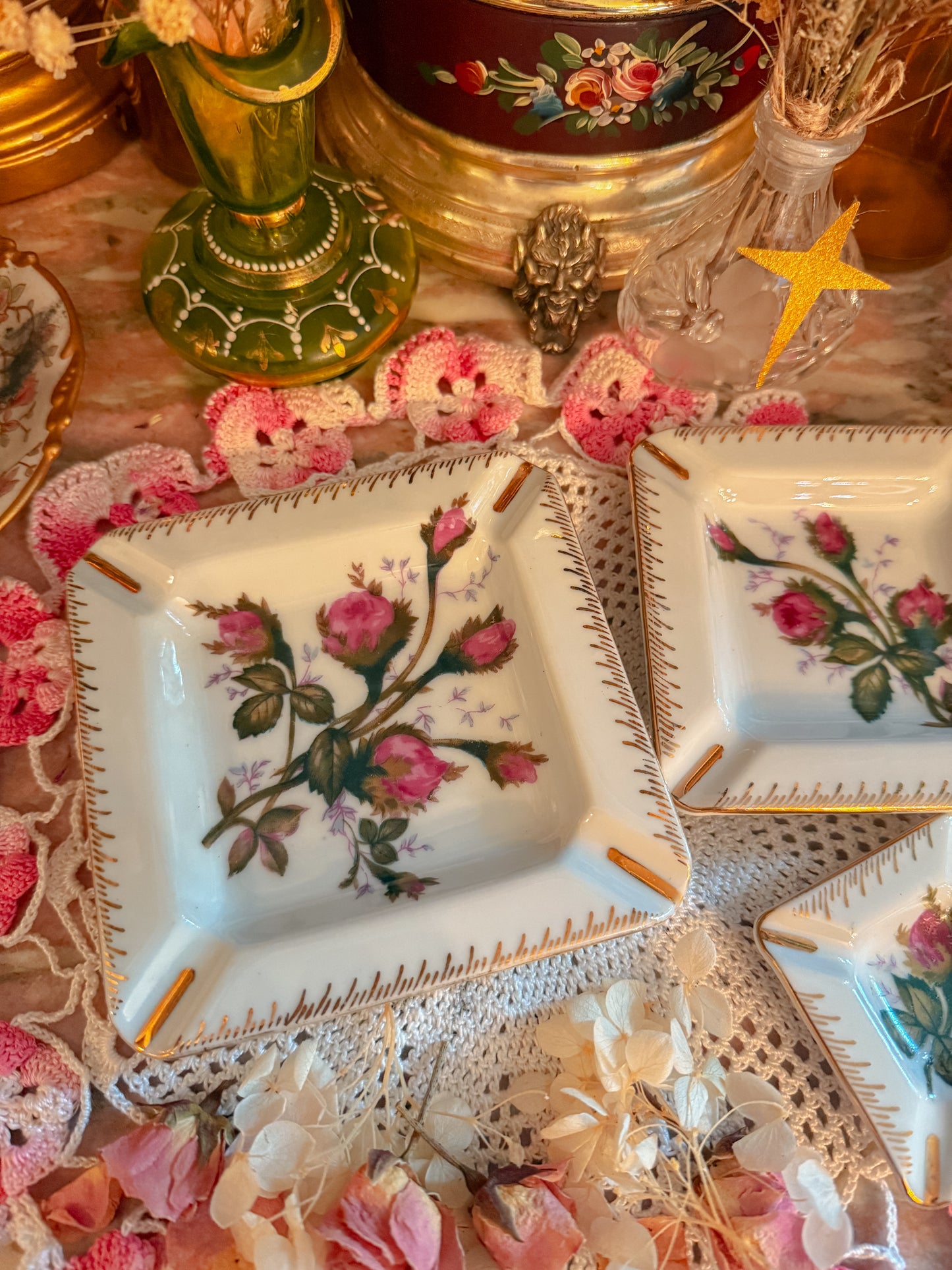Japanese stacked floral ashtrays✨