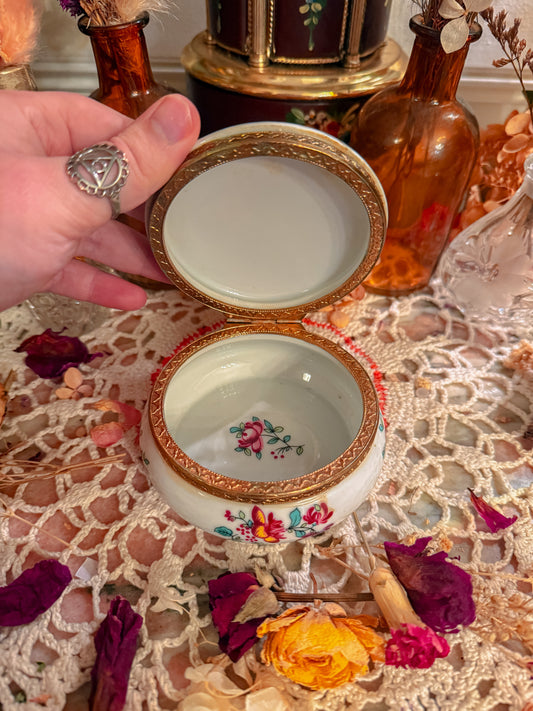 Aynsley stash jar✨