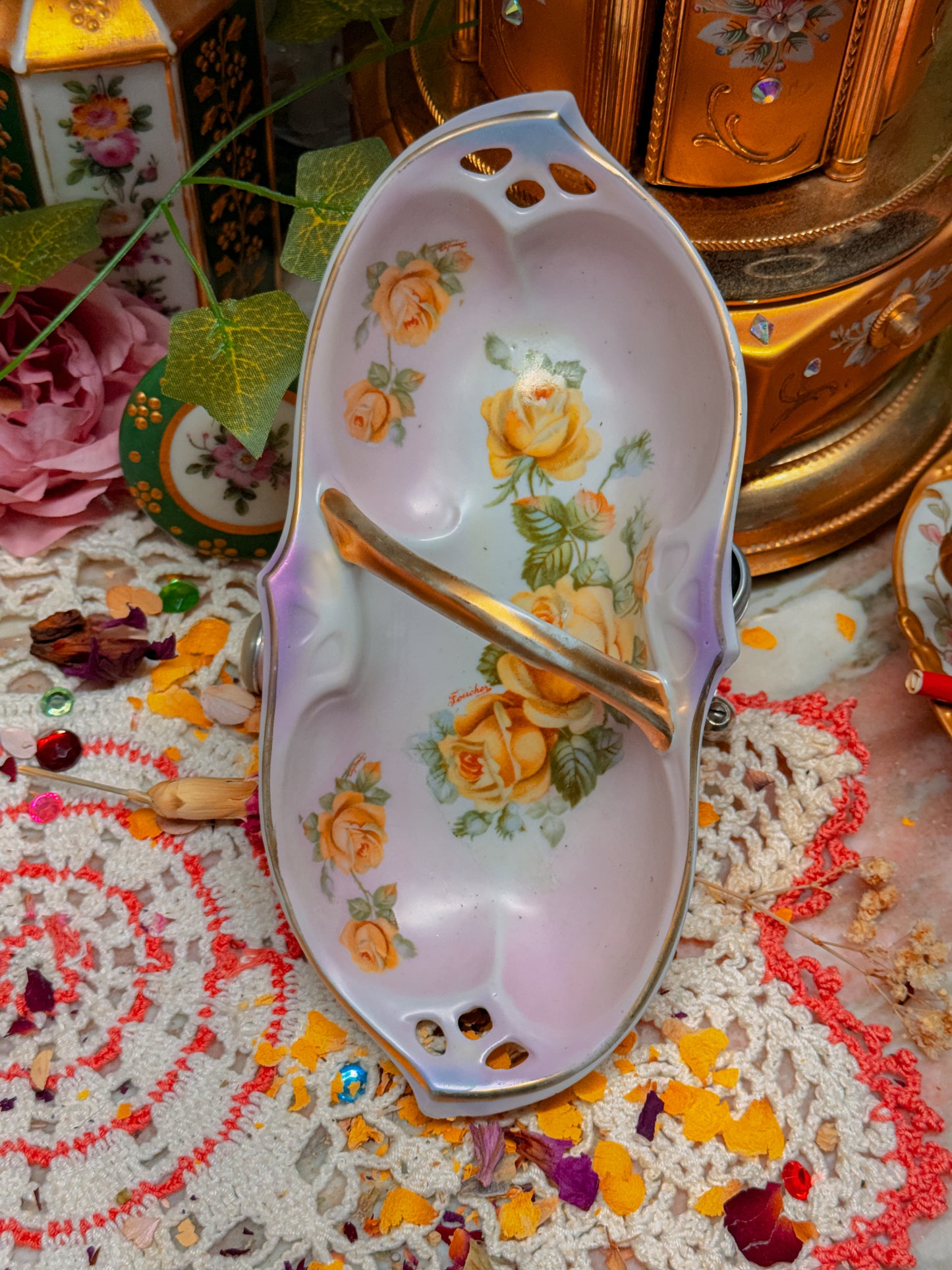 German Yellow rose handled ashtray✨