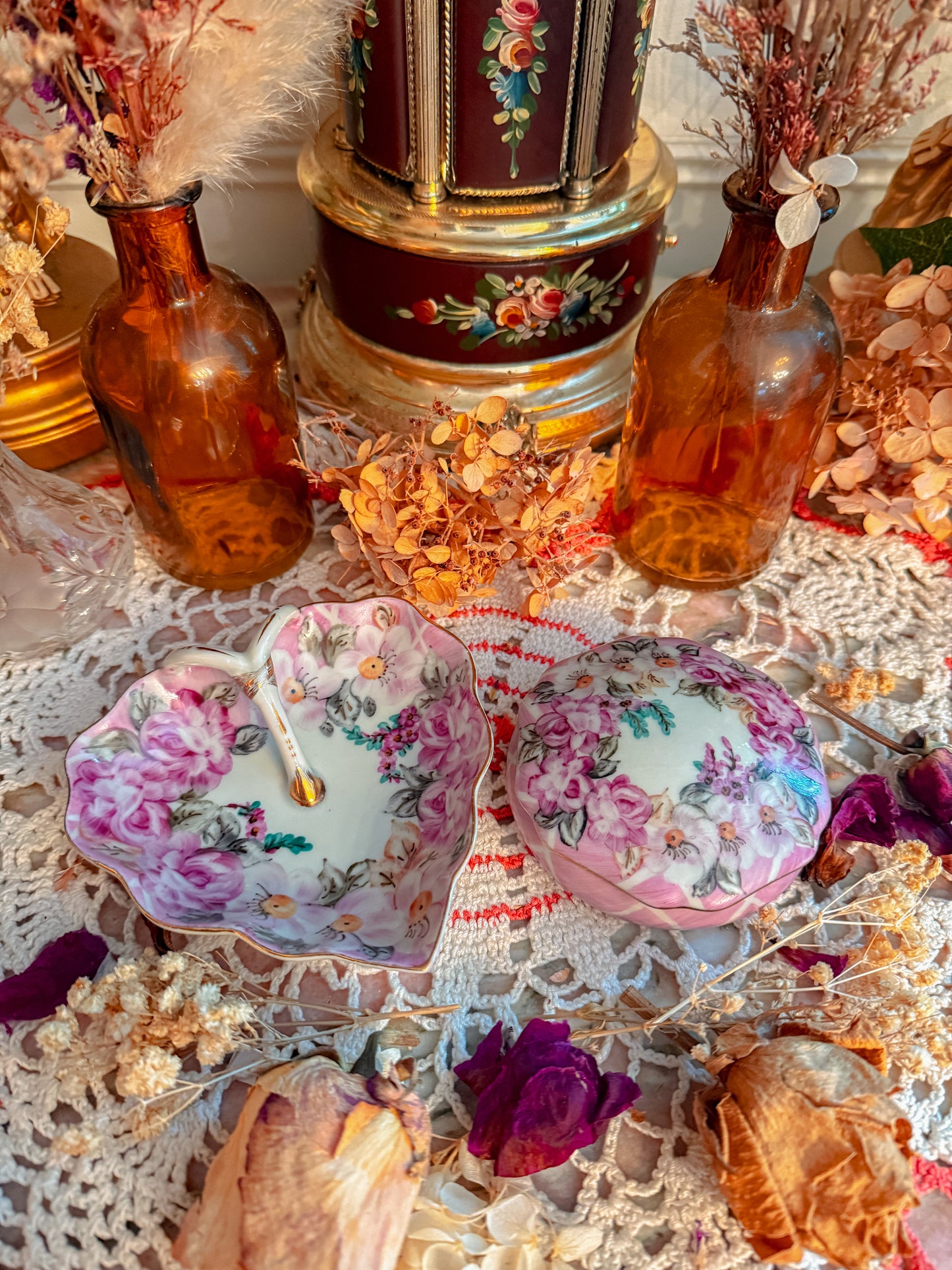 Heart shaped ashtray and stash✨