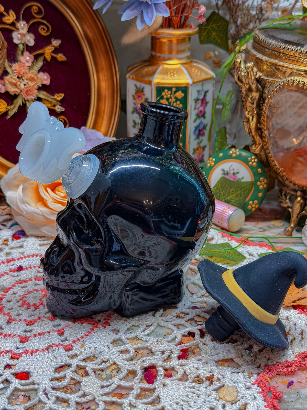 Black glass skull bong with witch hat🕷️