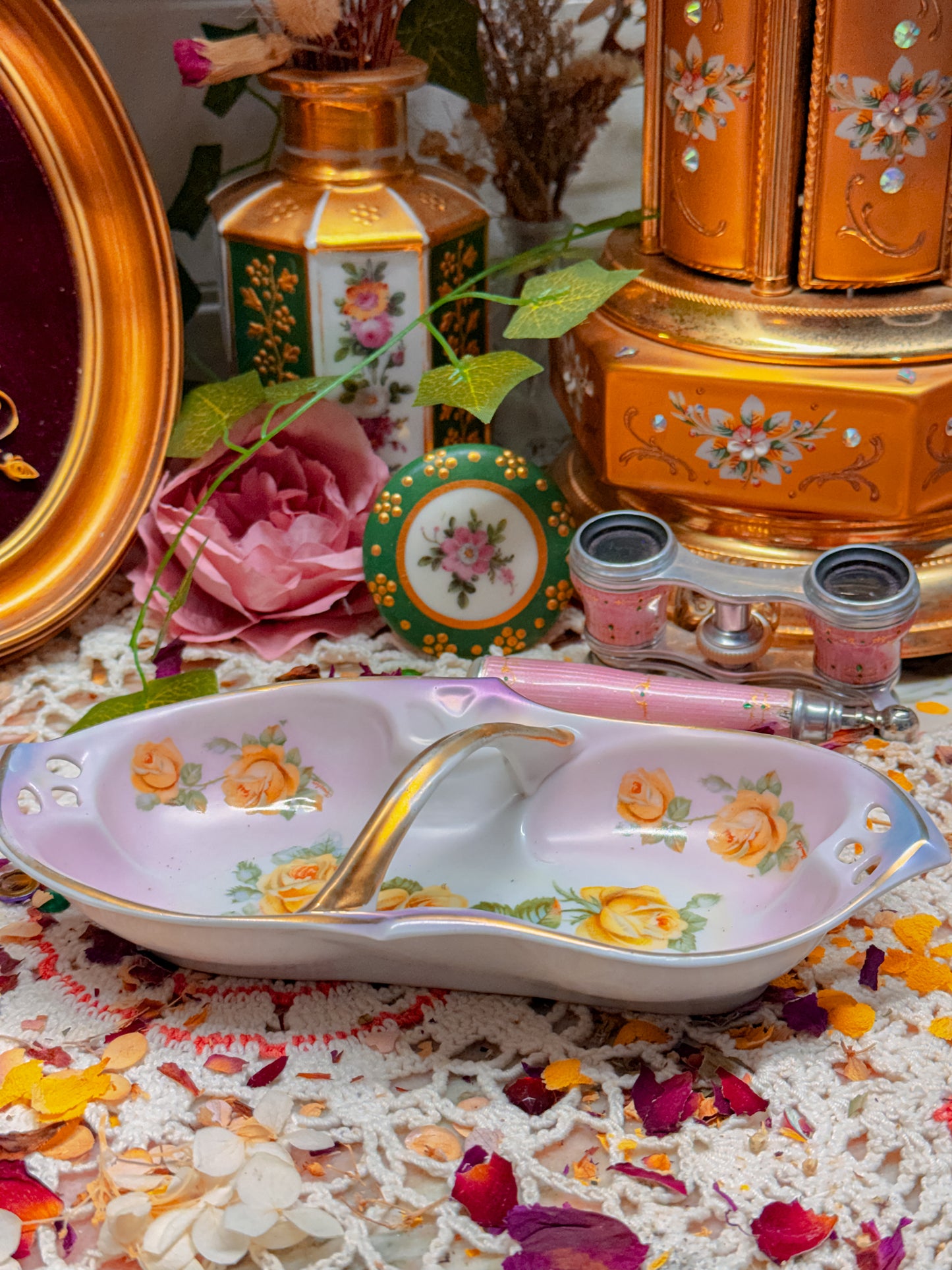 German Yellow rose handled ashtray✨