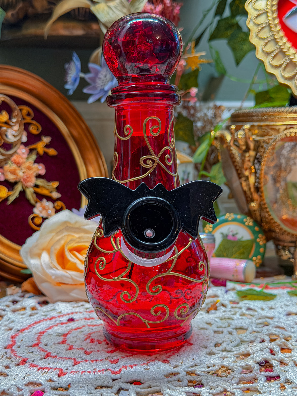 Red glass filigree and skull bong🕷️