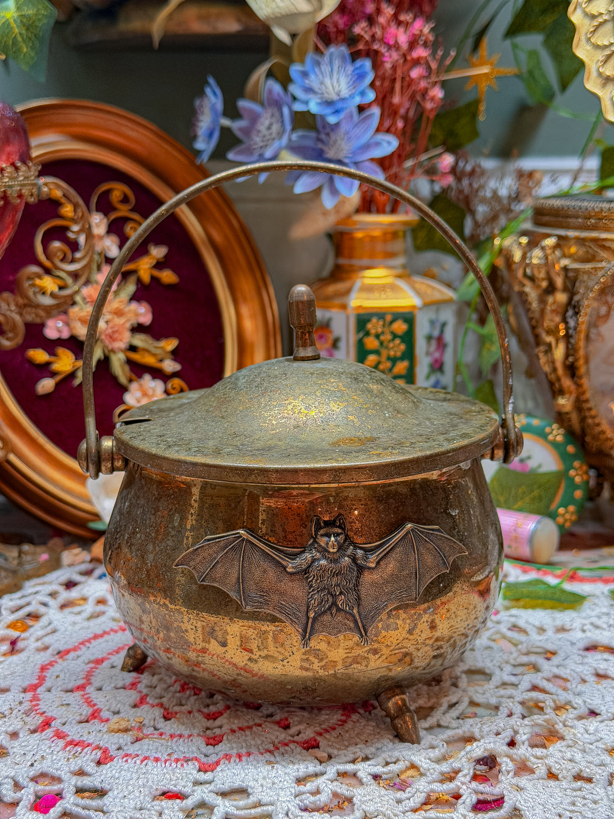 Brass cauldron with bat🕷️