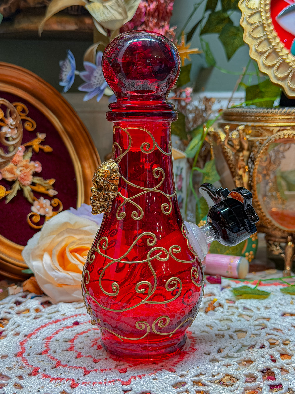 Red glass filigree and skull bong🕷️