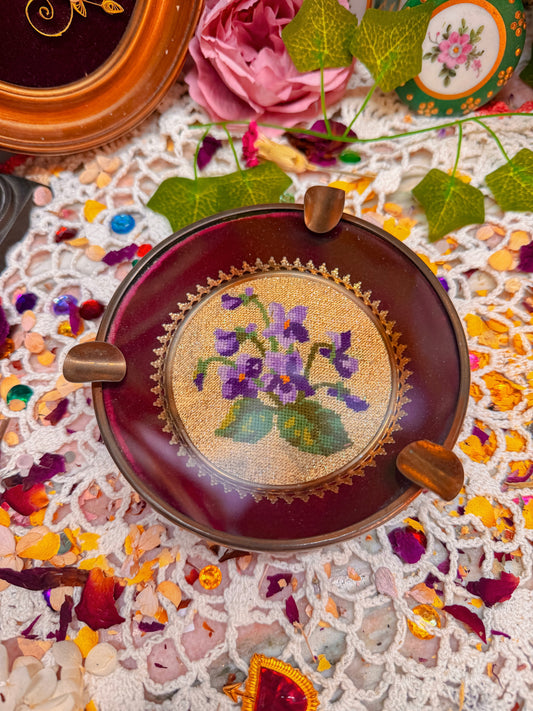 Brass/glass needlepoint ashtray✨