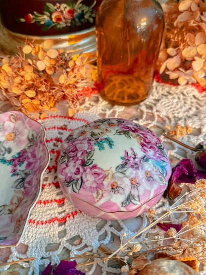 Heart shaped ashtray and stash✨