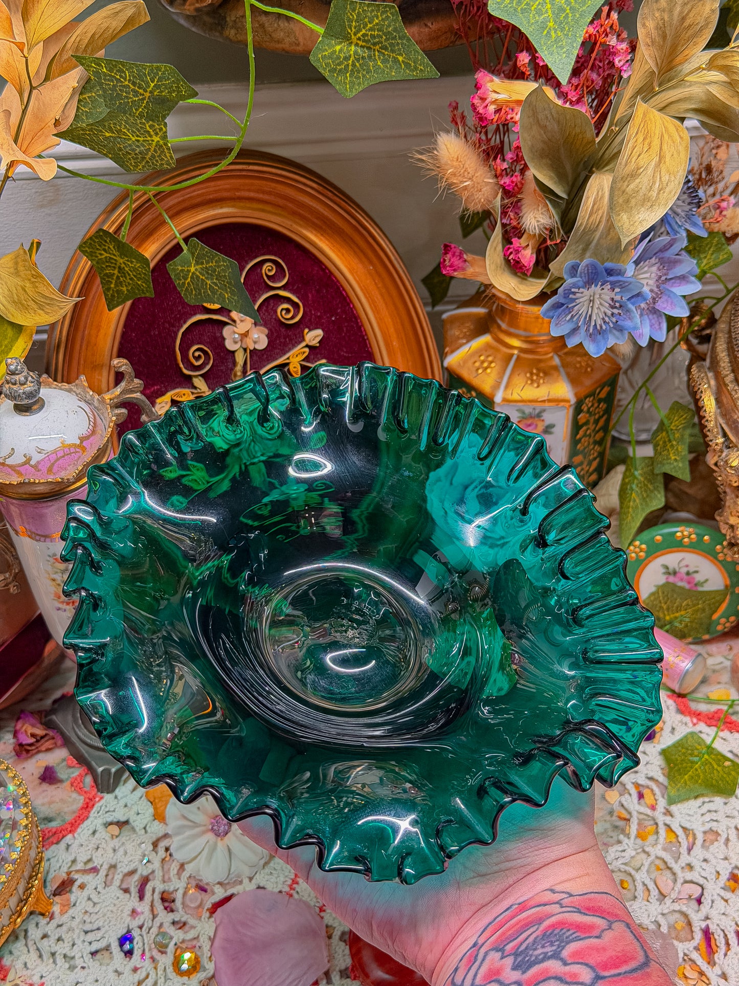 Ruffled Victorian glass ashtray✨