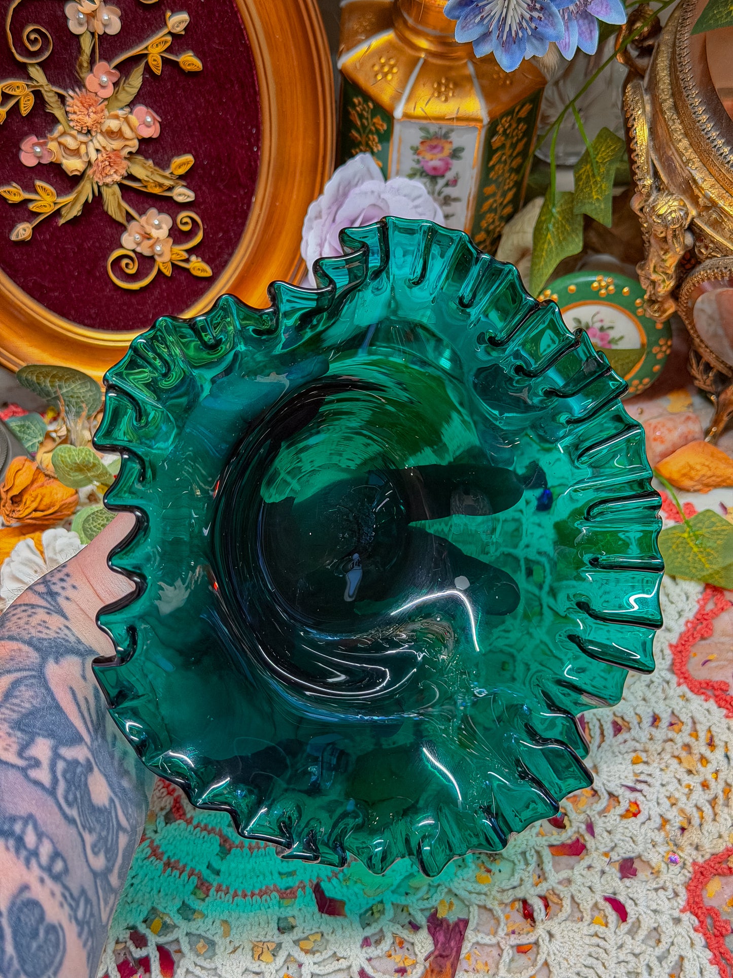 Ruffled Victorian glass ashtray✨