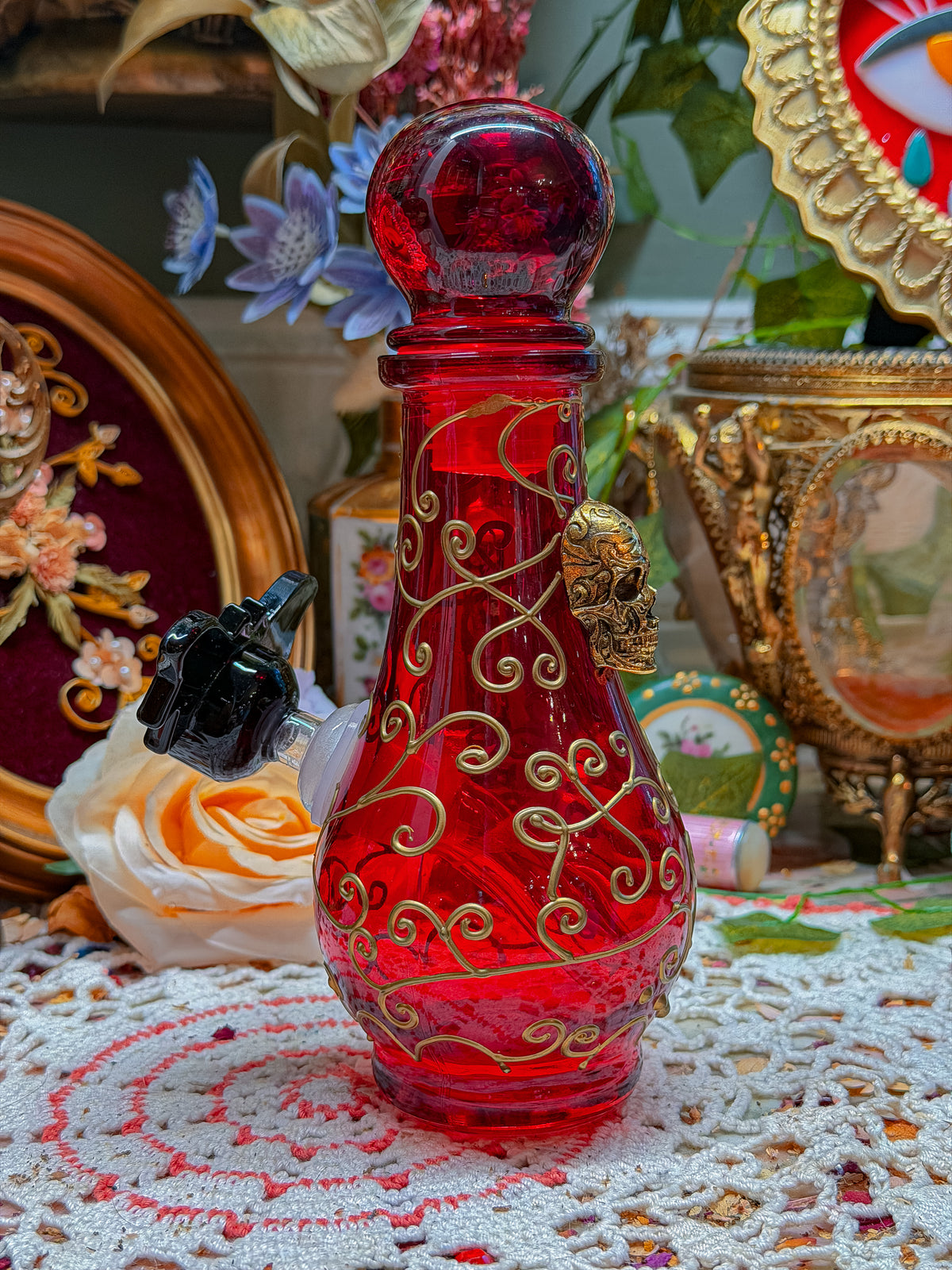 Red glass filigree and skull bong🕷️