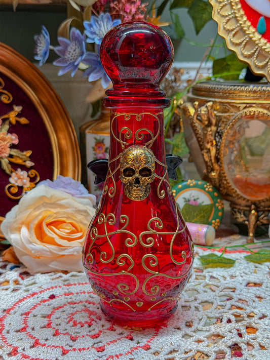 Red glass filigree and skull bong🕷️