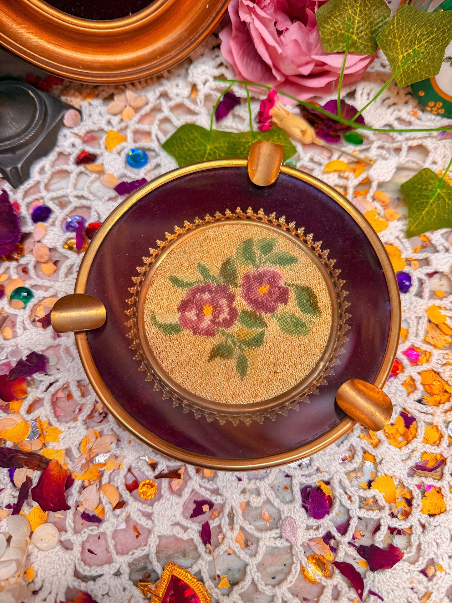 Brass/glass needlepoint ashtray✨