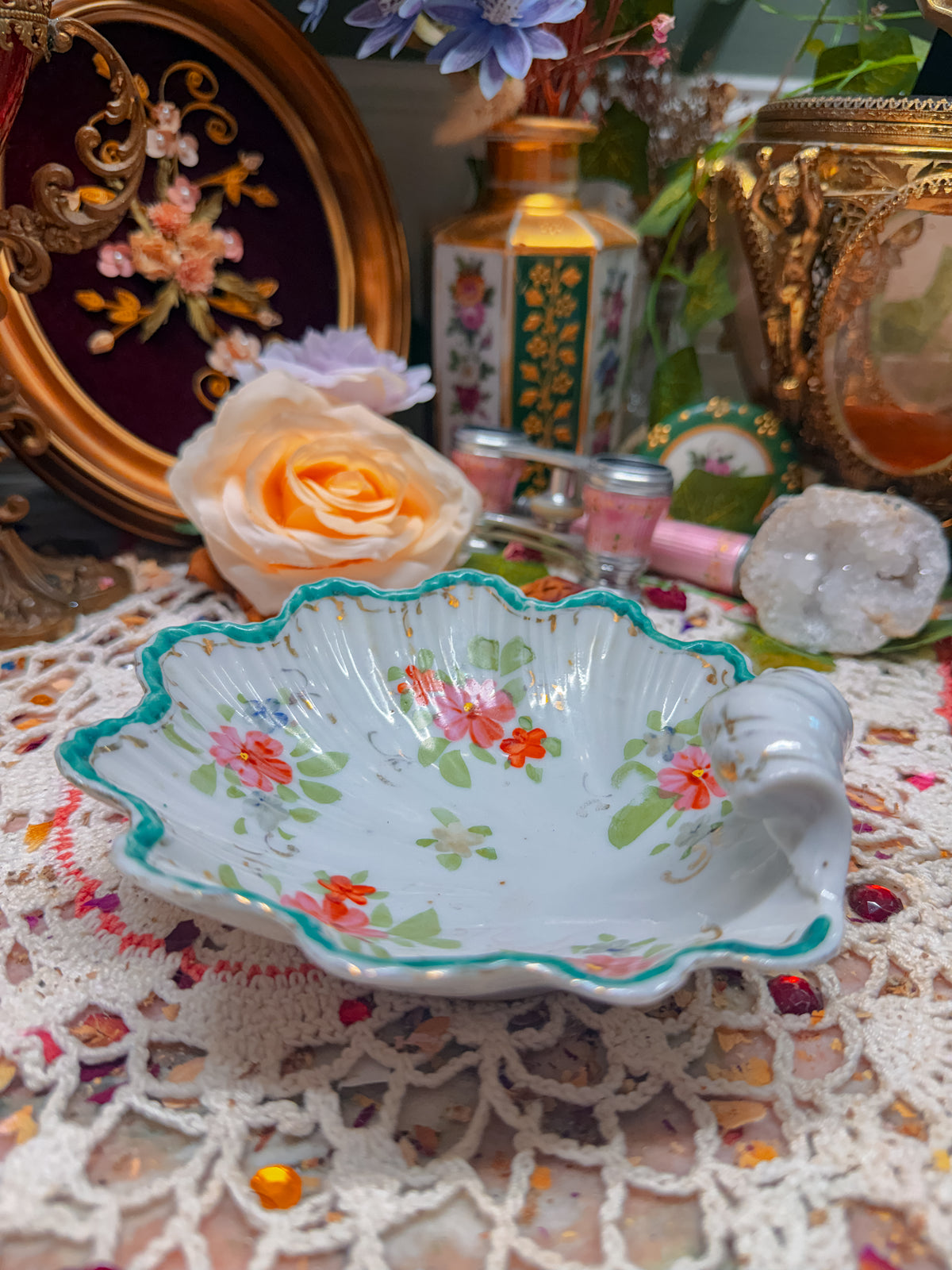 Scalloped floral ashtray✨