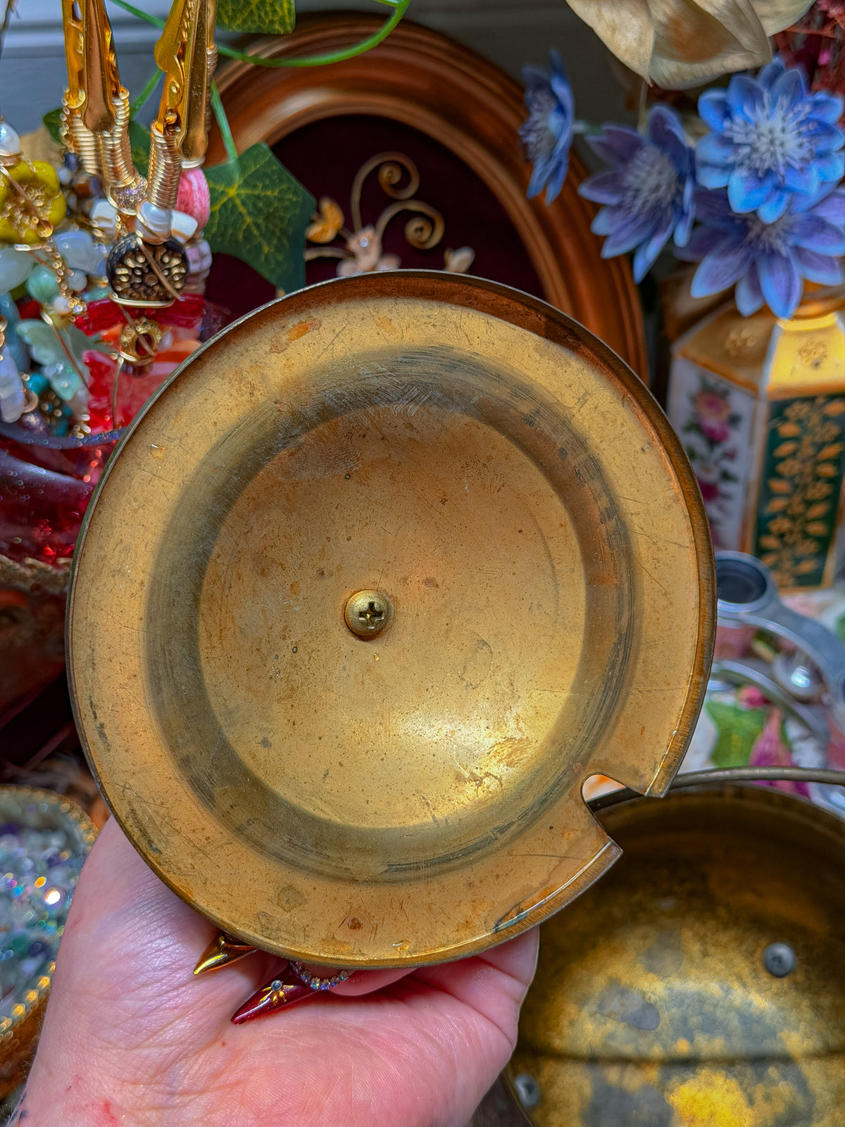 Brass cauldron with bat🕷️